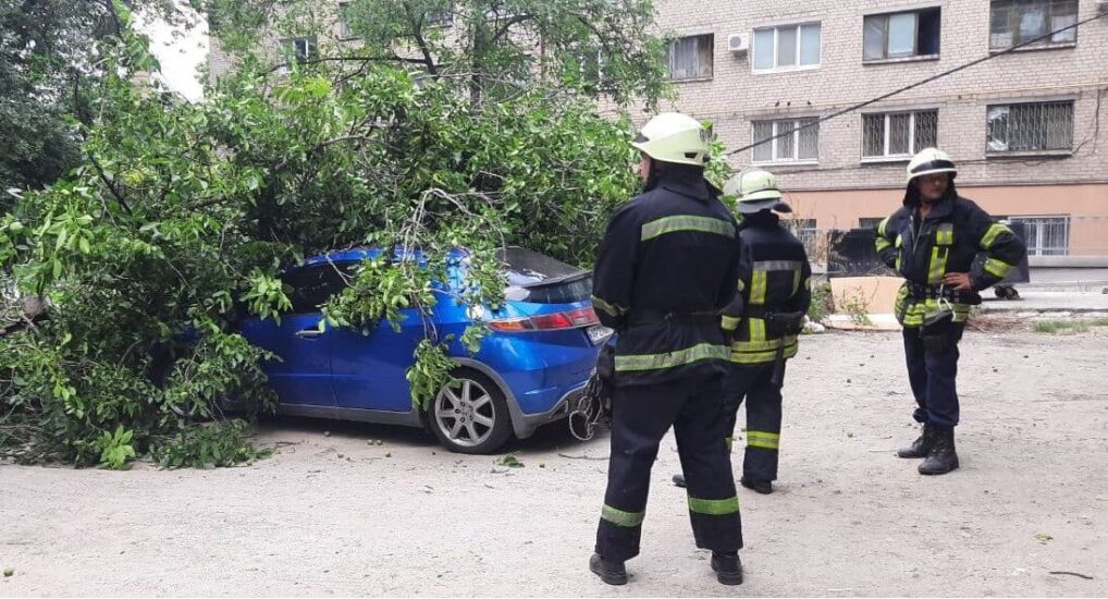 Штормовая погода в Запорожье затопила улицы и здания