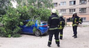 Штормовая погода в Запорожской области осложнила движение транспорта и затопила улицы (ФОТО)