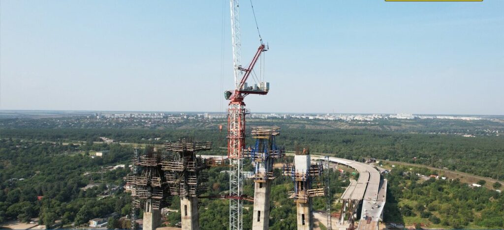 На вантовом мосту завершили бетонирование на первой захватки