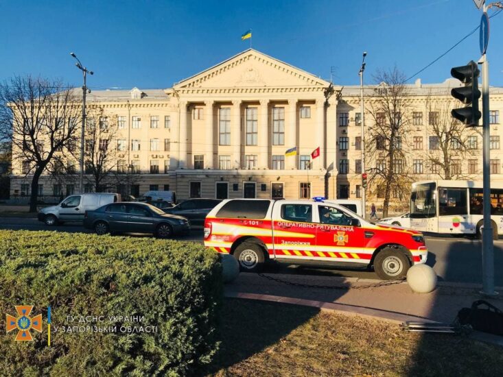 Вакцинироваться в Запорожье призывают спасатели на машинах