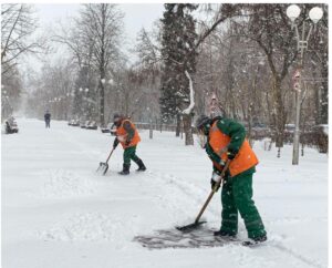 Снегопад в Запорожье: дороги и тротуары расчищают от снега (ФОТО)