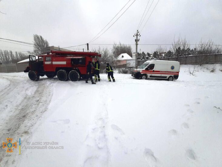 автомобиль скорой помощи застрял на дороге