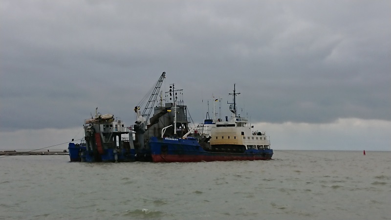 В Бердянском морском порту углубляют дно