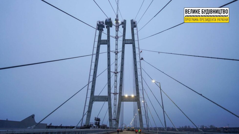 Вантовый мост в Запорожье за несколько дней до открытия (ФОТО)