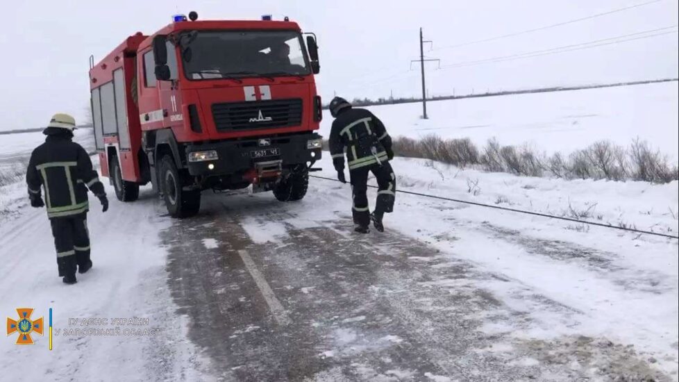 Из-за непогоды спасатели помогают запорожским водителям