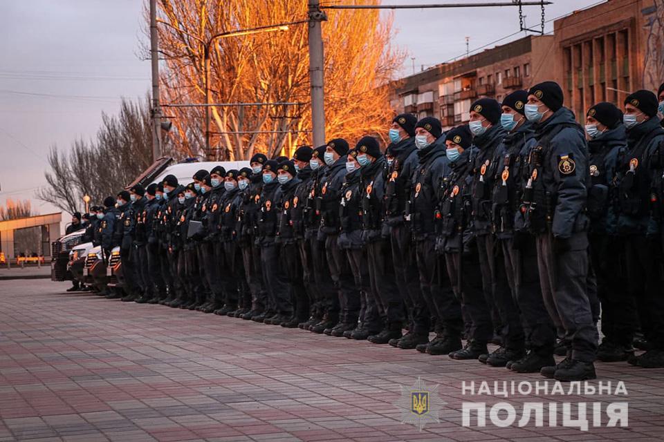 Сотни полицейских выстроились сегодня возле ЗОГА