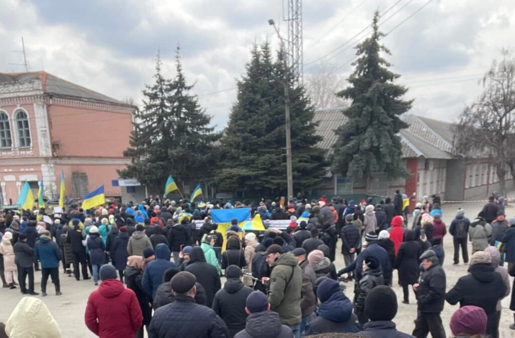 В Токмаке люди вышли прогонять русских военных из города (ВИДЕО)