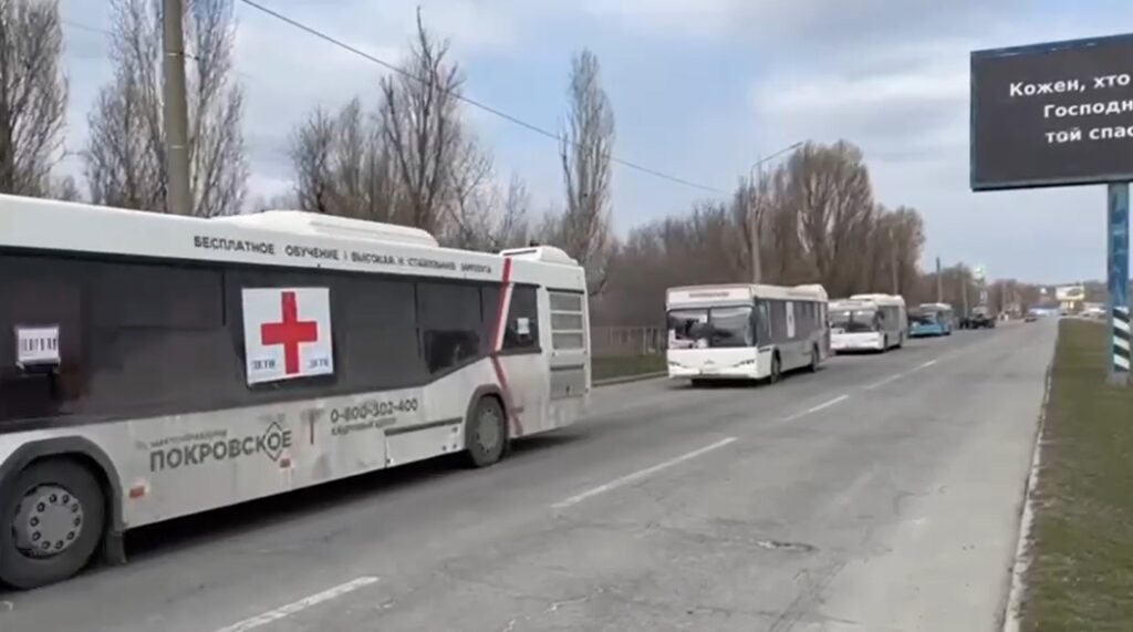 Эвакуационная колонна с тысячами мариупольцами едет в Запорожье