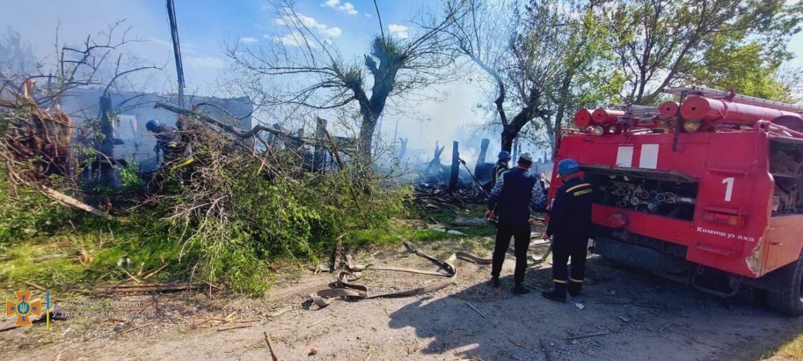 ГСЧС ликвидируют пожар обстрел