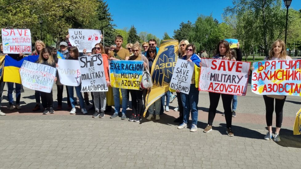 Акция в поддержку украинских военных, заблокированных на "Азовстале"