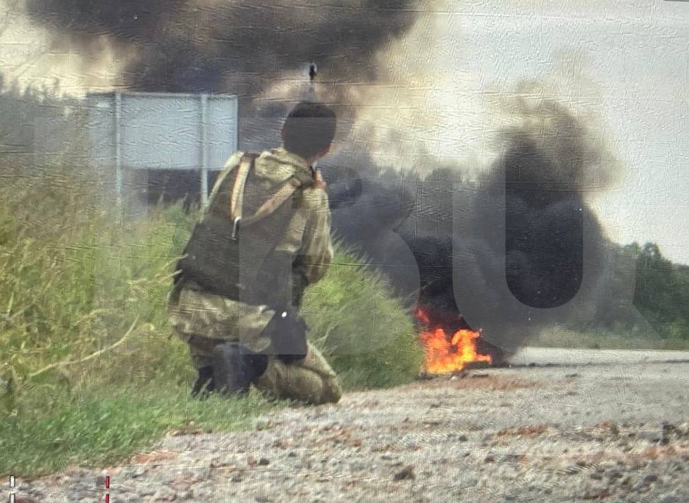 В "серой зоне" Запорожской области подорвалась машина съемочной группы российского пропагандистского телеканала «ТВ Центр». Они получили только небольшие травмы, а машина сгорела.