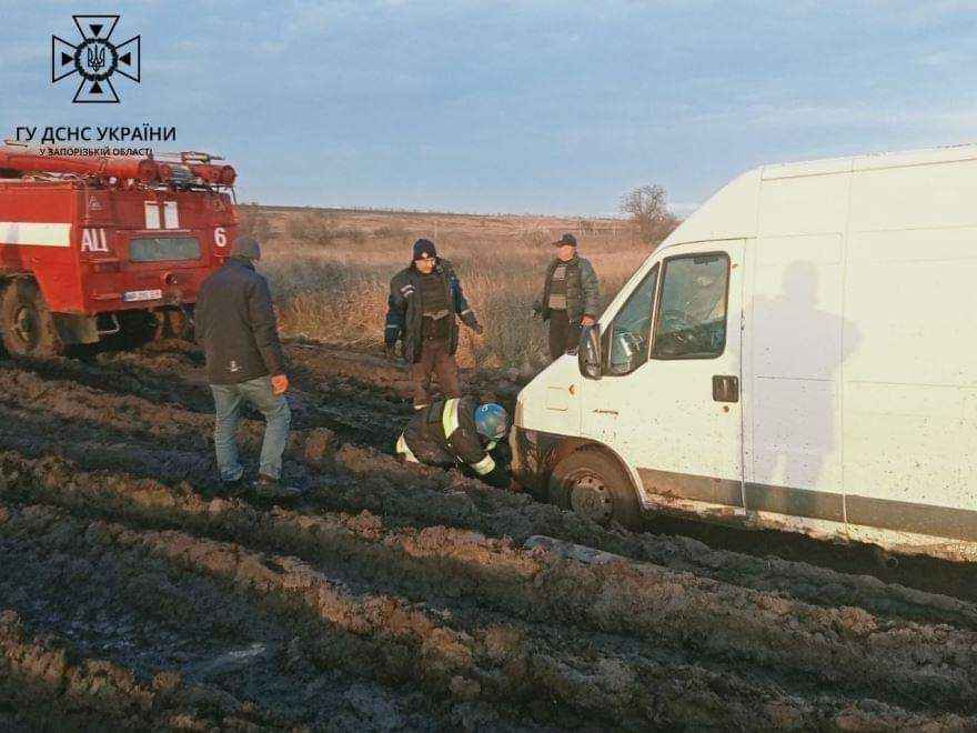 Спасатели помогли вытащить водителей на дороге в Каменском