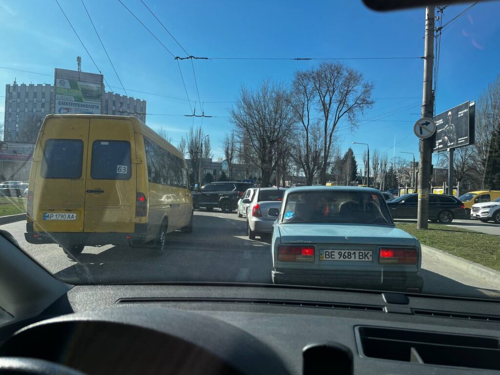 В Запорожье на гребле Днепровской ГЭС с утра 14 марта образовалась пробка. Автомобили стоят в очереди, вероятно, из-за поломки троллейбуса.