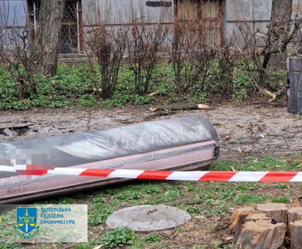 Российская ракета попала в спальный район Запорожья (ФОТО)