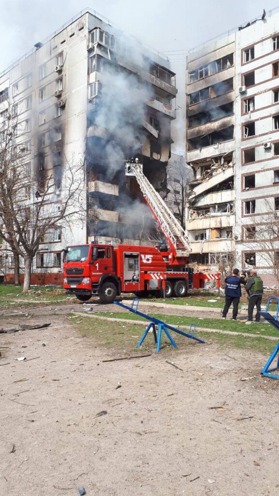 Спасатели ликвидируют последствия ракетного удара по Запорожью (ФОТО)