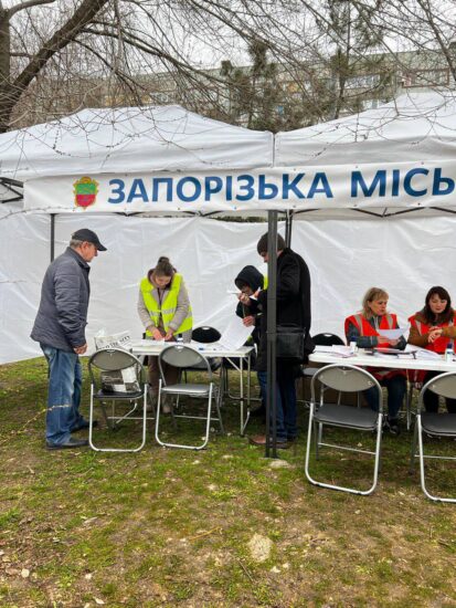 В Запорожье обследовали квартиры разрушенного дома в результате атаки 22 марта