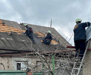 Комунальники ремонтують будинки, які постраждали від прильоту по Запоріжжю: які роботи ведуть. ФОТО