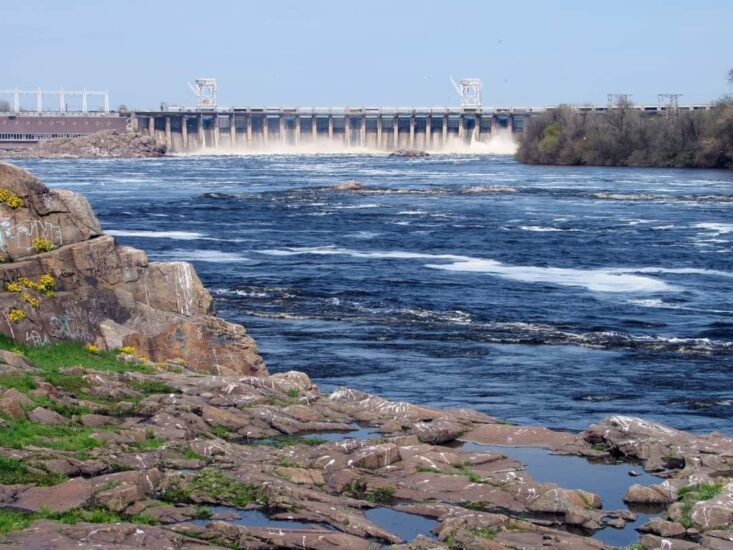 Жителі Запоріжжя помітили стрімке скидання води через Дніпровську ГЕС. 