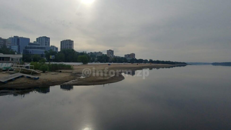 Вода в Днепре отступает в Запорожье: фото из Центрального пляжа 