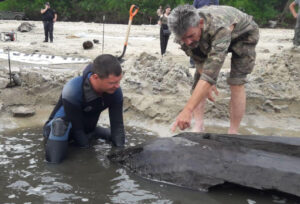 Старинную лодку нашли на Хортице после падения уровня воды. ФОТО