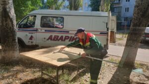 В Запорожье остекляют окна в подъездах домов после обстрелов. ФОТО