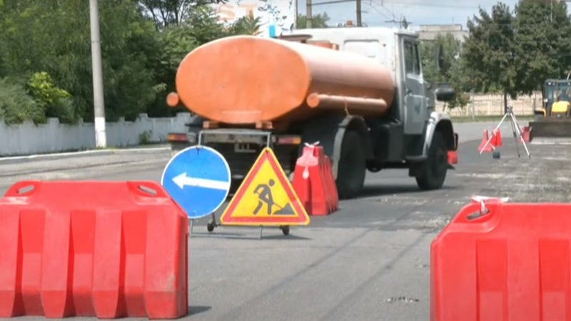 В одном из районов Запорожья провалился грунт рядом с автодорогой