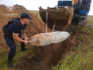 Пиротехники уничтожили авиабомбу ФАБ-500 в Орехове. ФОТО