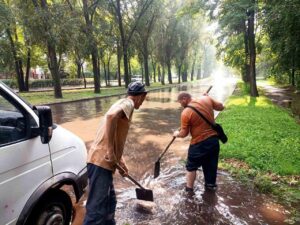 В Запорожье коммунальщики устраняют последствия сегодняшнего ливня (ФОТО)