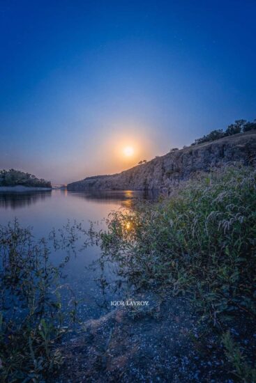 Фотограф запечатлел вечер во время полнолуния в Запорожье (ФОТО)