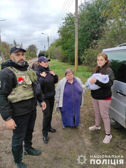 Полицейские эвакуировали семью с младенцем из Запорожской области (ФОТО)