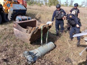 Запорізькі комбайнери знайшли 250-кілограмову авіабомбу (ФОТО)