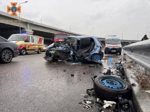 ДТП у Запоріжжі: рятувальники доставали жінку з понівеченої автівки (ФОТО)