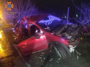 У Запоріжжі автомобіль врізався у стовп: є постраждалі