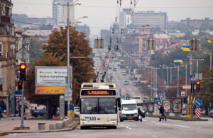 У Запоріжжі внаслідок обстрілу змінився рух громадського транспорту: як працює 6 квітня