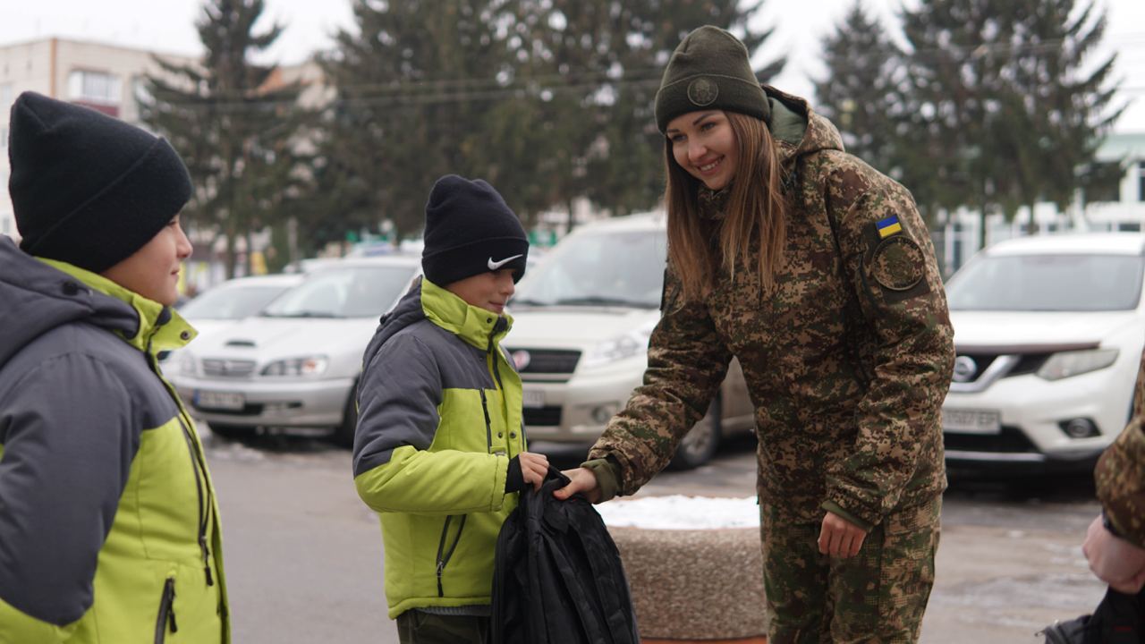 Червона Калина подарунок дітям