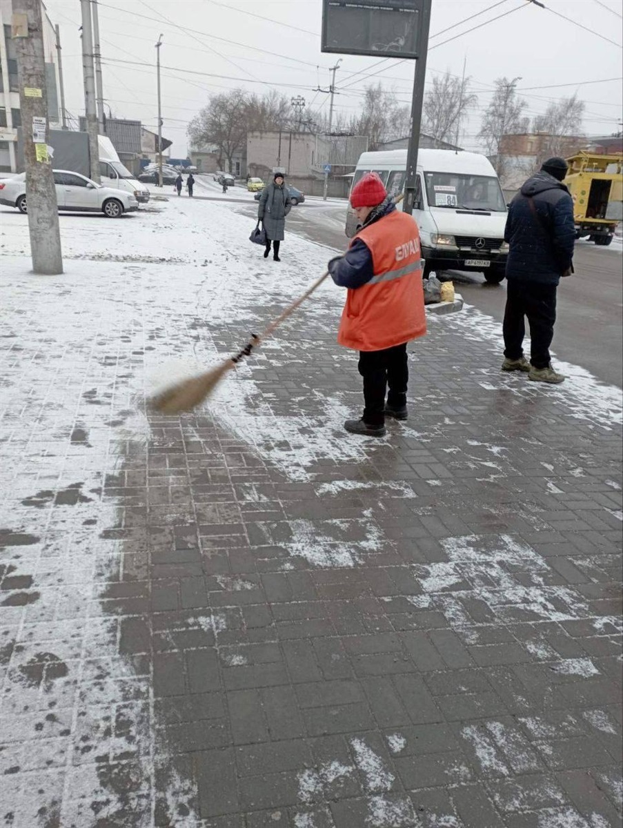 Комунальники розчищають сніг у Запоріжжі