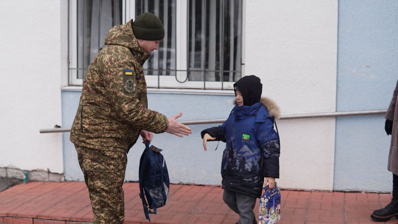 Червона Калина подарунок дітям