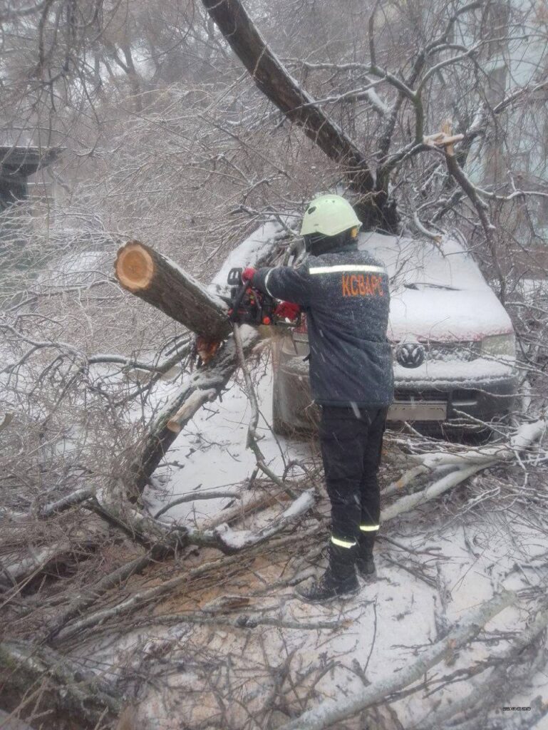 У Запоріжжі комунальники усувають наслідки негоди