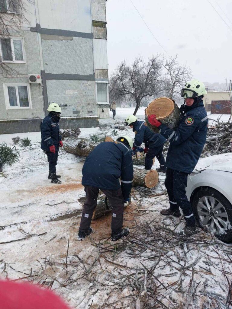 У Запоріжжі комунальники усувають наслідки негоди