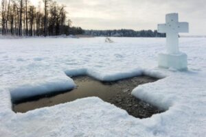 Крещение теперь 6 января: жителям Запорожья запретили купаться в прорубях