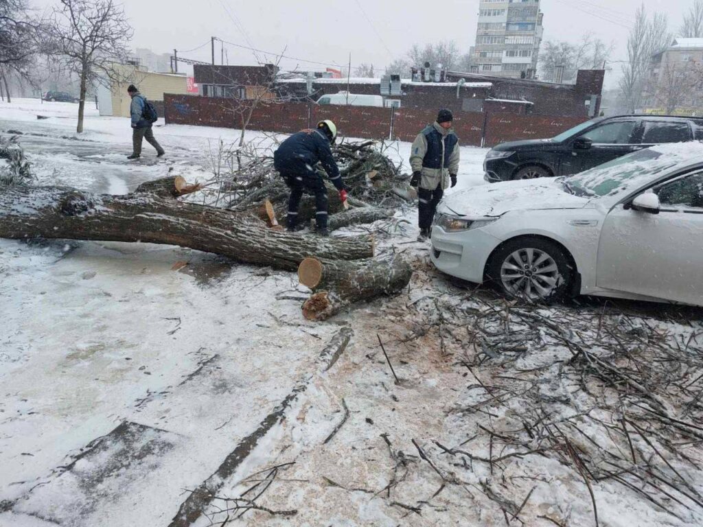 У Запоріжжі комунальники усувають наслідки негоди