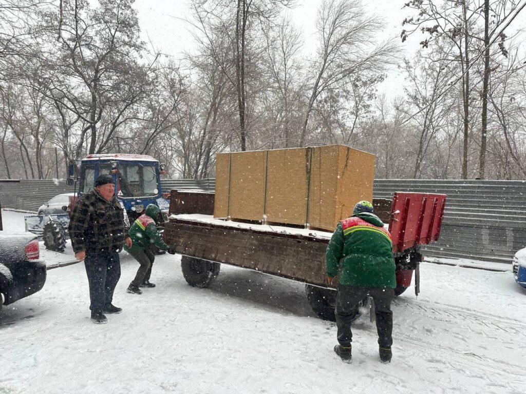 Комунальники усувають наслідки обстрілу у Запоріжжі 8 січня