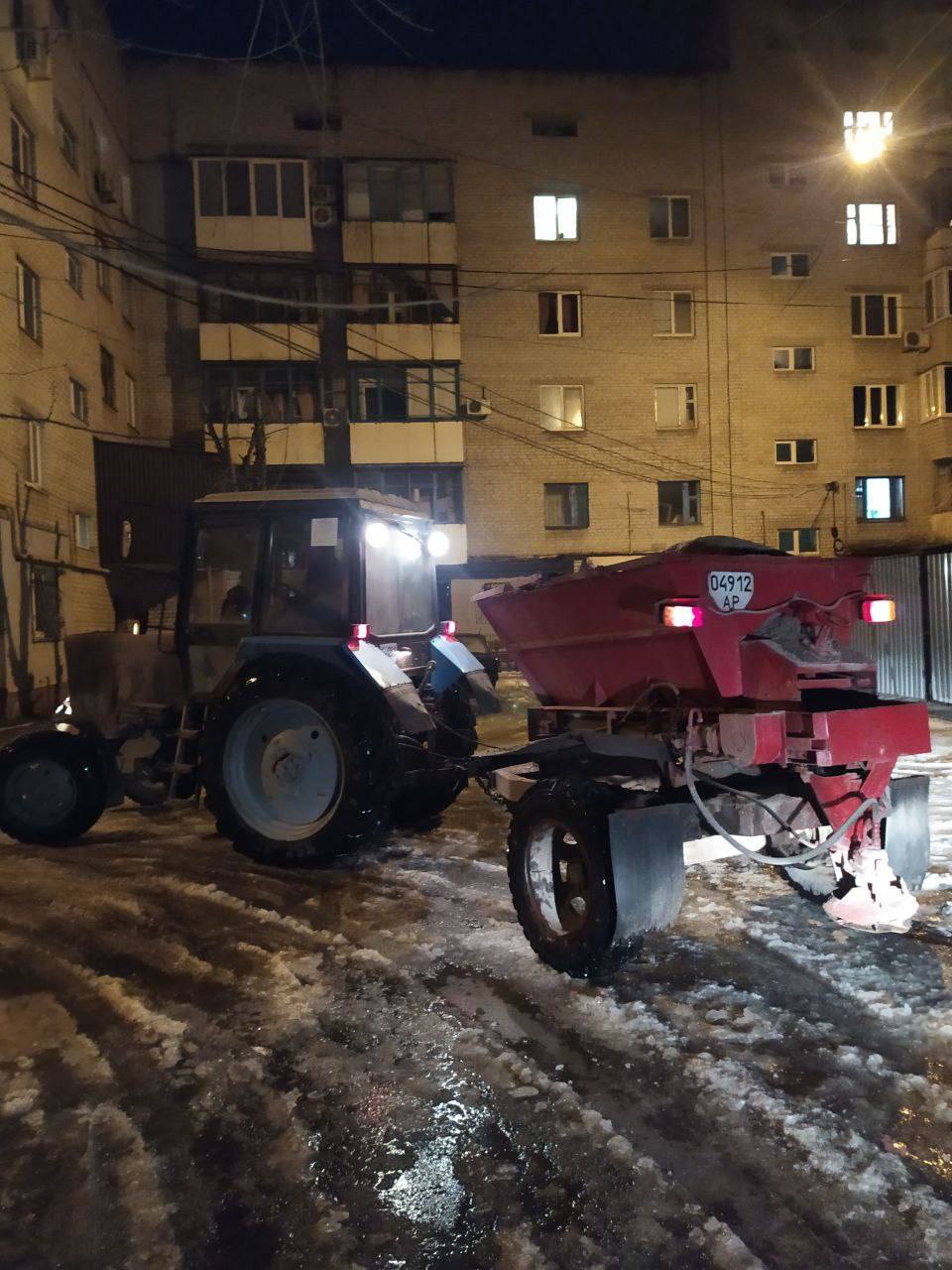 Комунальники обробляють дороги Запоріжжя від ожеледиця