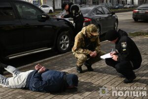 Вимагали гроші у вдови військового: у Запоріжжі поліцейські затримали зловмисників