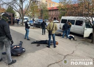 Нарушали график маршруток: группа мужчин в Запорожье препятствовали перевозчикам