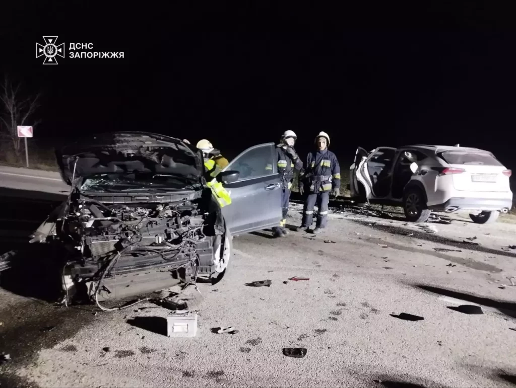 Біля Запоріжжя зіткнулися два автомобілі. Троє людей постраждали