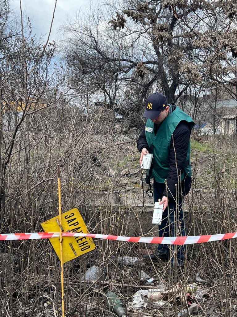 На вулиці в Запоріжжі знайшли невідомий предмет з позначкою "Радіація" (ФОТО)