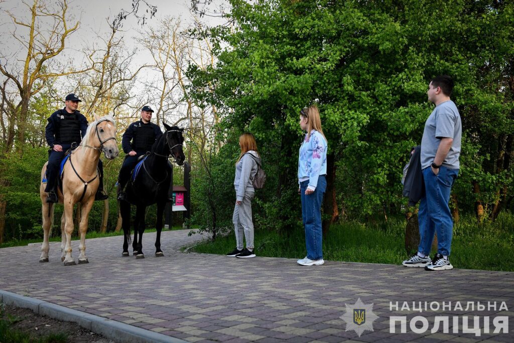 У Запоріжжі на острові Хортиця поліція патрулює територію на конях