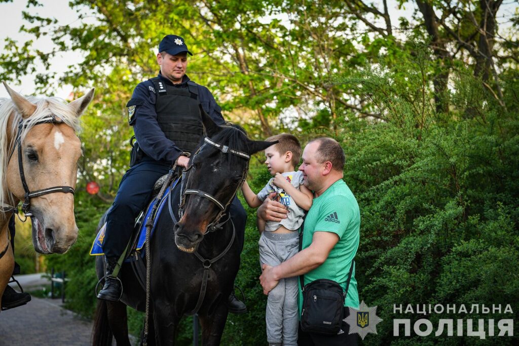 У Запоріжжі на острові Хортиця поліція патрулює територію на конях