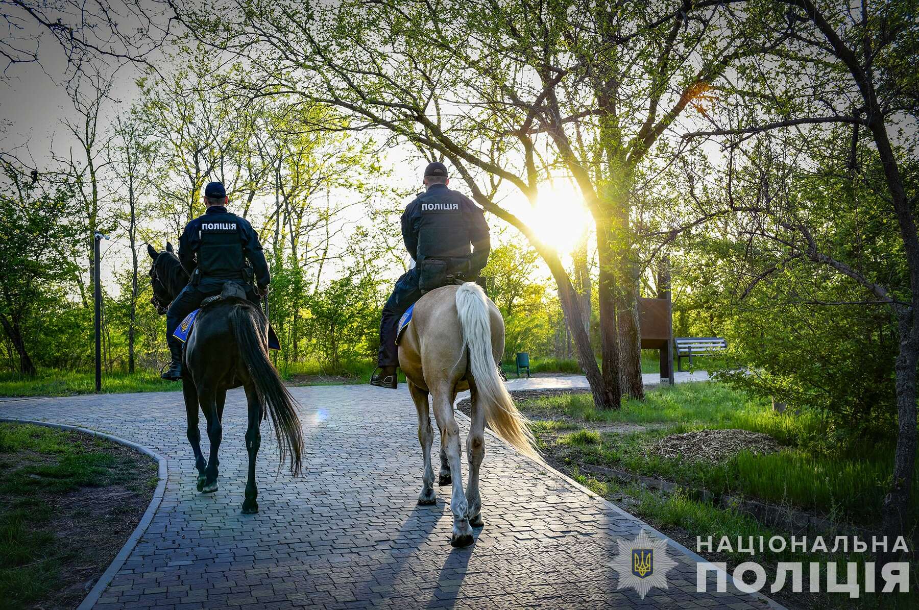 У Запоріжжі на острові Хортиця поліція патрулює територію на конях